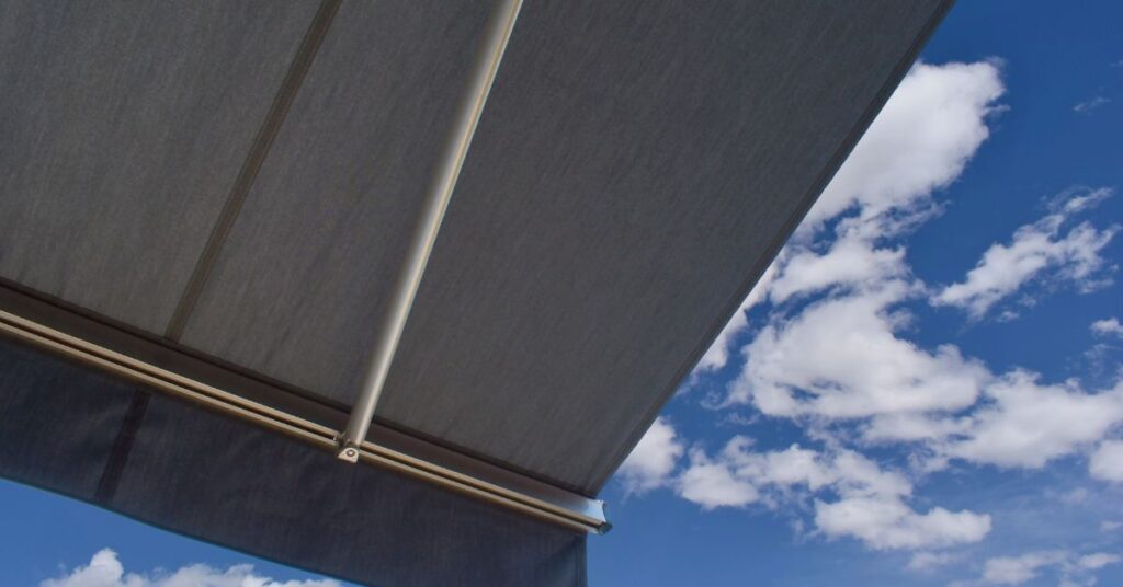 A fentiekben bemutatott tippek és ötletek segítségével garantáltan kellemes és élvezetes lesz a teraszodon töltött idő, még a hőségben is. 